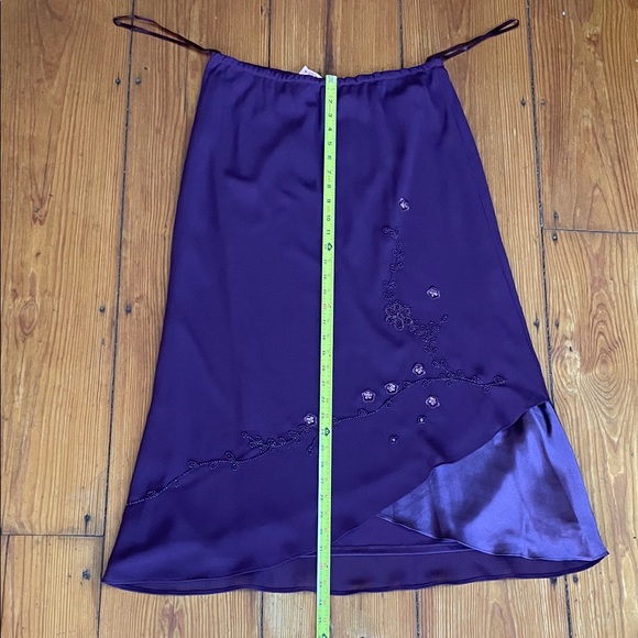 Elegant Purple/Burgundy Top and Skirt Ensemble ( Size 12) - Picture 12 of 16